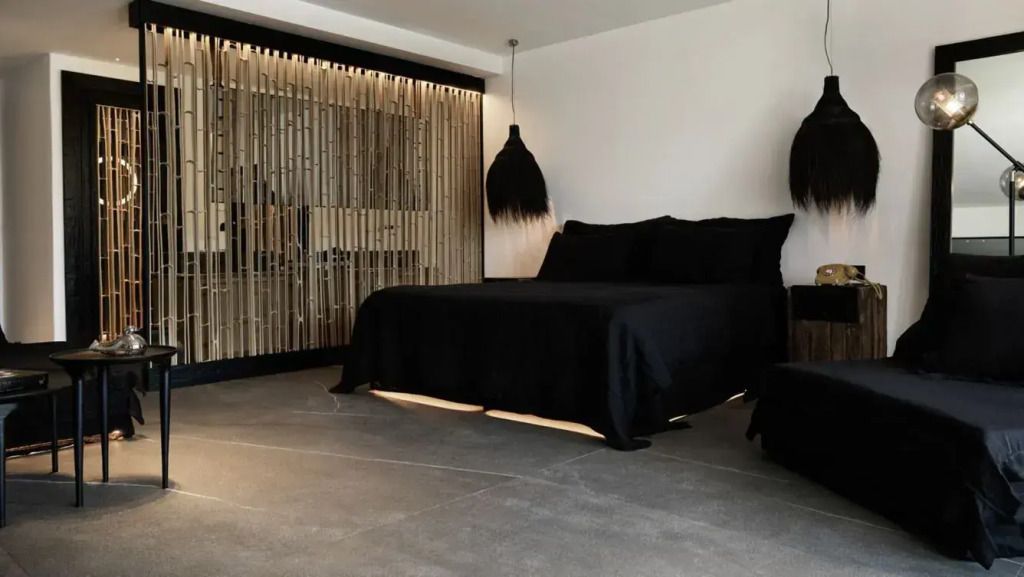 Moderne Suite mit Doppelbett und stilvoller Beleuchtung