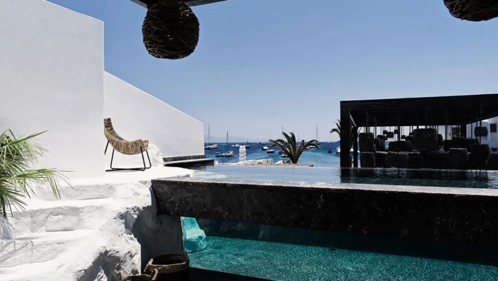 Infinity Pool mit Blick auf das Meer und die Umgebung