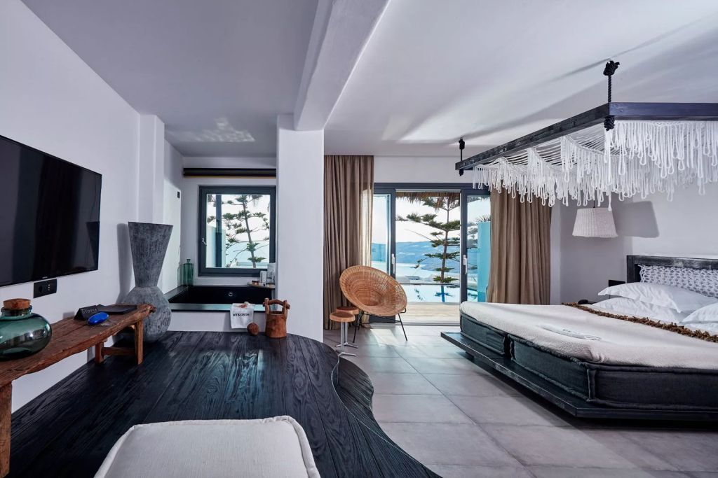 Helles Zimmer mit modernem Design, großem Bett und Meerblick