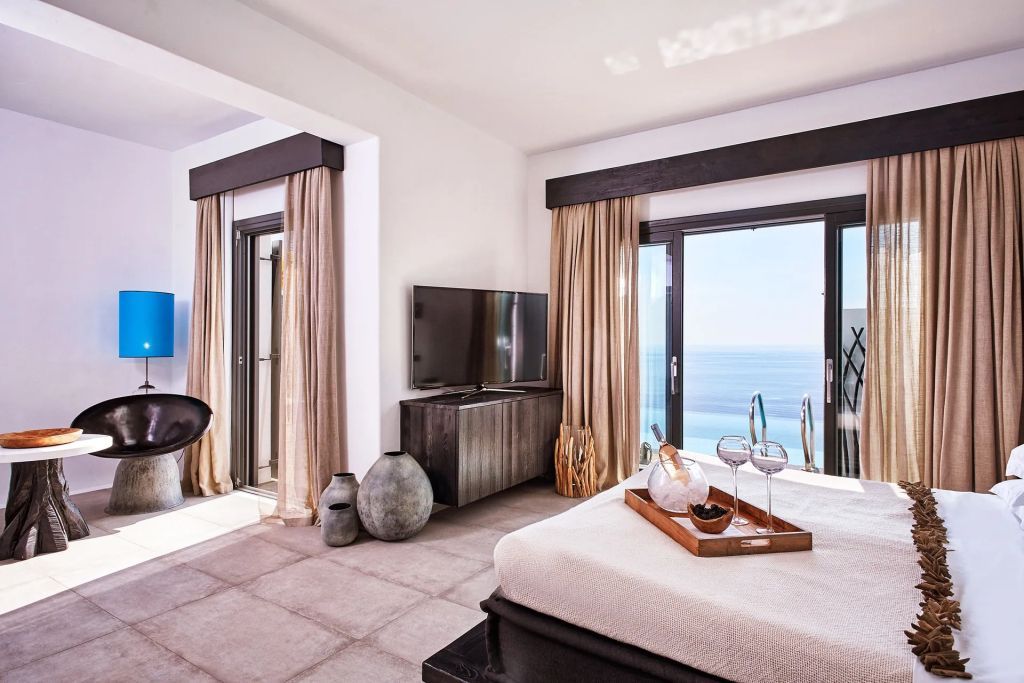 Zimmer mit Blick auf das Meer und ein großes Bett