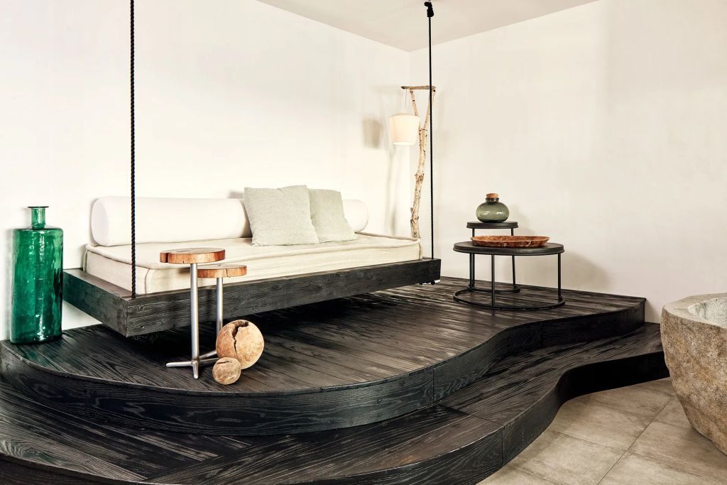Elegantes Zimmer mit hängendem Sofa und Holzdekor