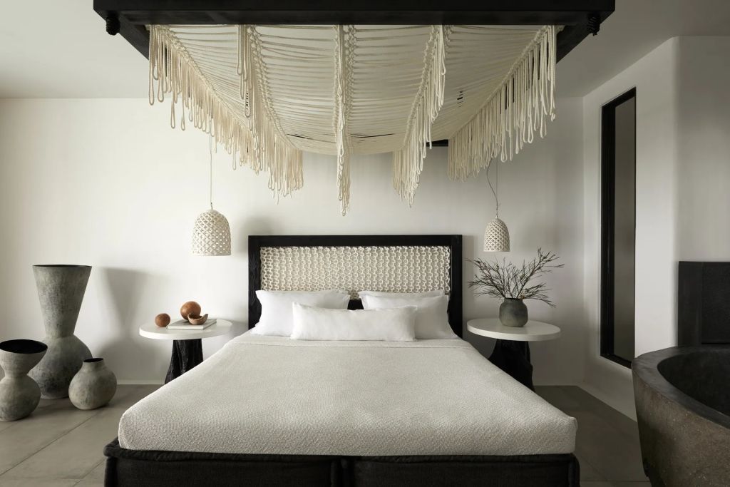 Modernes Schlafzimmer mit stilvollem Himmelbett und hängenden Lampen