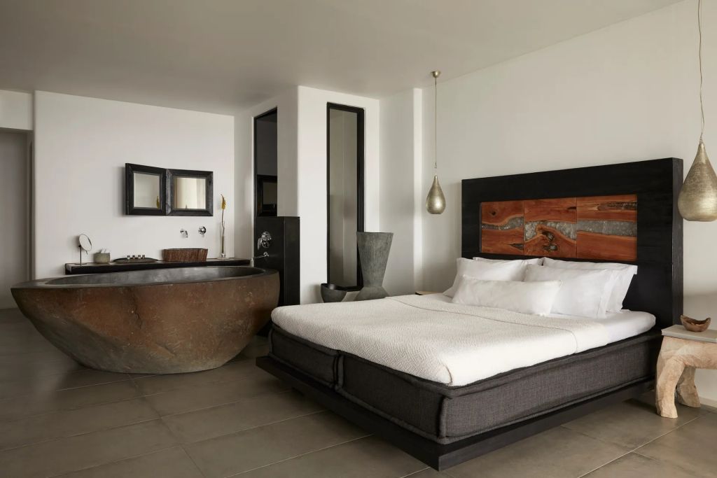 Luxuriöses Schlafzimmer mit großem Bett und kunstvollem Dekor