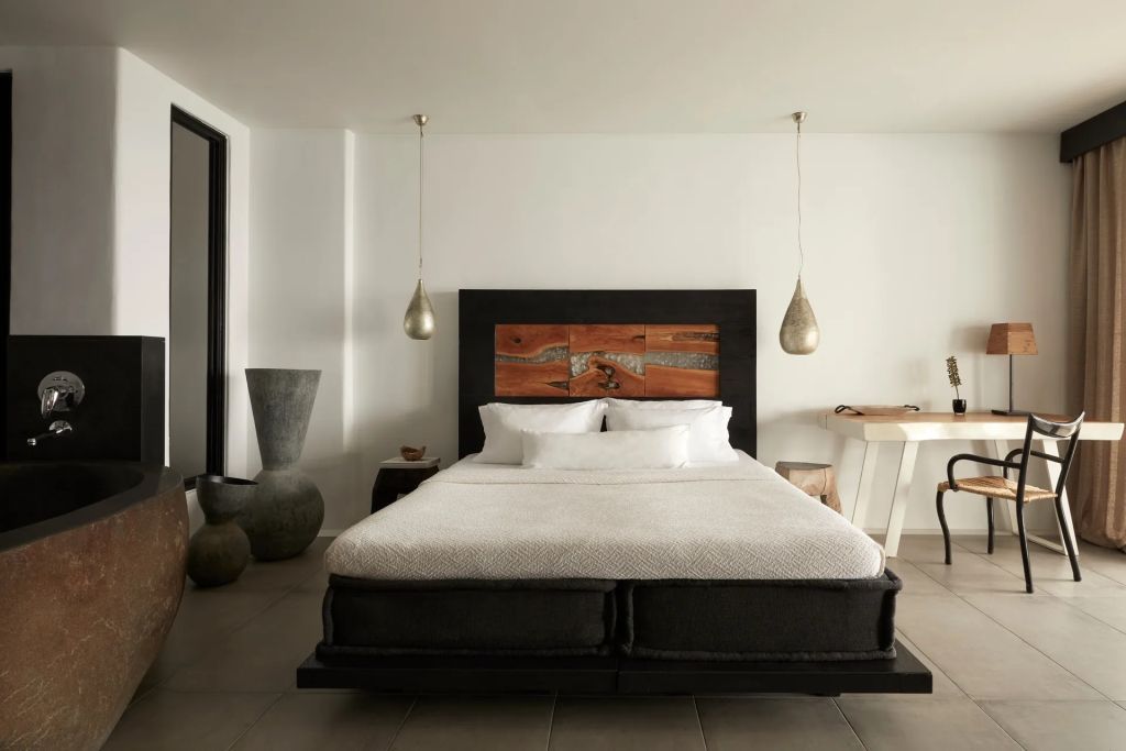 Helles Schlafzimmer mit Designerbett und modernen Lichtakzenten