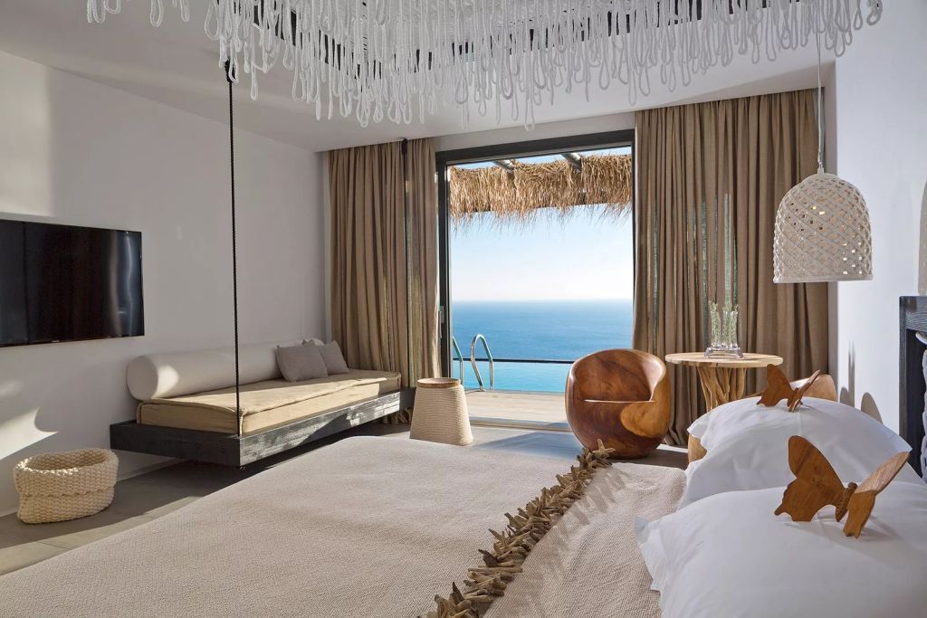 Schlafzimmer mit Meerblick und moderner Einrichtung in neutralen Tönen