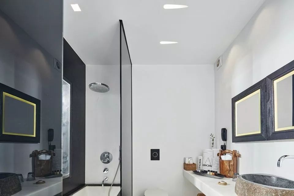 Modernes Badezimmer mit eleganter Ausstattung und Regendusche