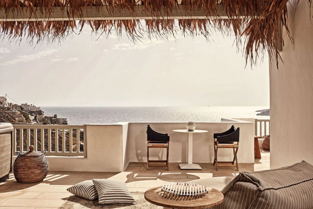 Private Terrasse mit Sitzbereich und Meerblick im eleganten Design