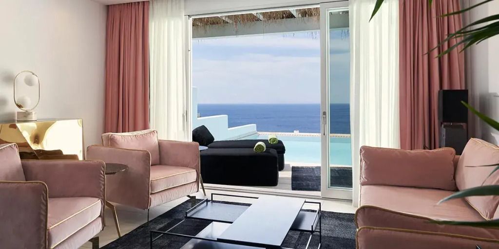 Wohnbereich einer Villa mit Meerblick und modernem Interieur