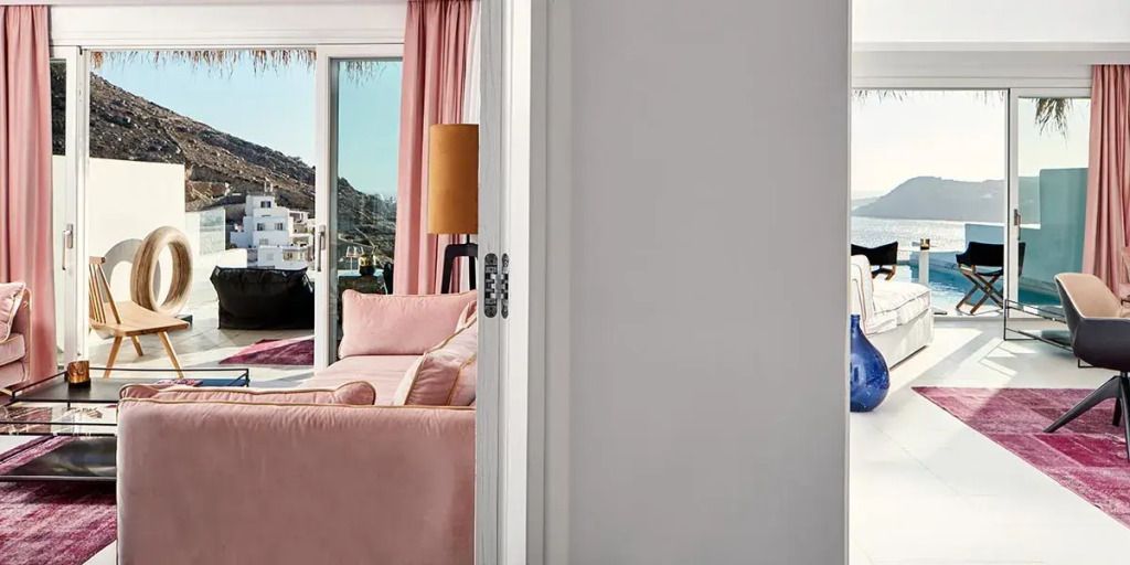 Sitzbereich einer Villa mit Blick auf die Terrasse und Landschaft