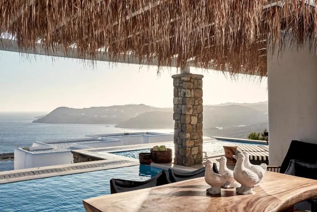Infinity-Pool mit Blick auf die Berge und das Meer