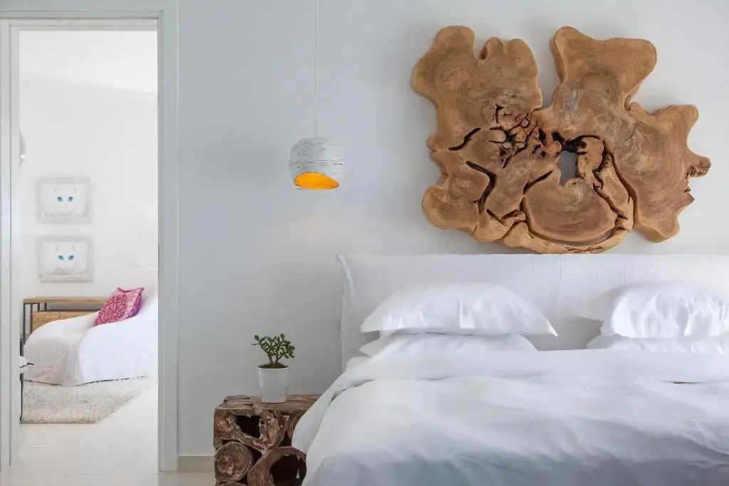 Schlafzimmer mit einzigartiger Wanddekoration und eleganter Einrichtung