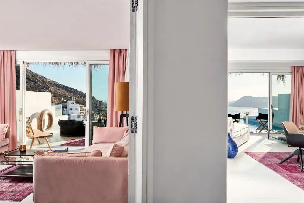 Elegantes Zimmer mit Blick auf Terrasse und Meer in der Myconian Villa Collection.