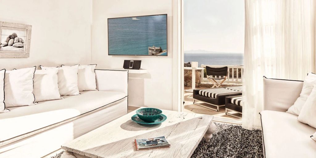 Wohnzimmer mit TV und Terrasse mit Blick aufs Meer. Elegantes Design.