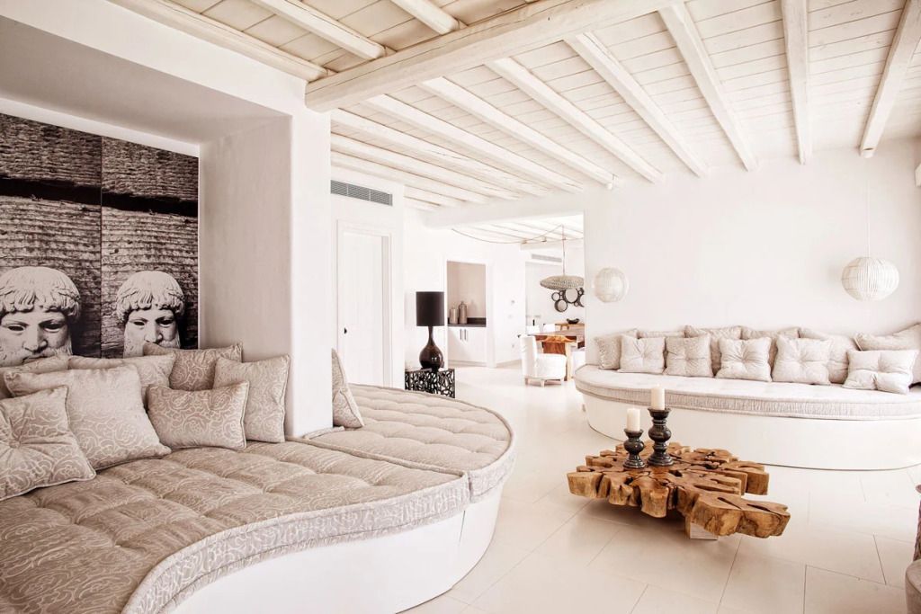Helles Wohnzimmer einer luxuriösen Villa mit Designer-Möbeln und Holzbalkendecke