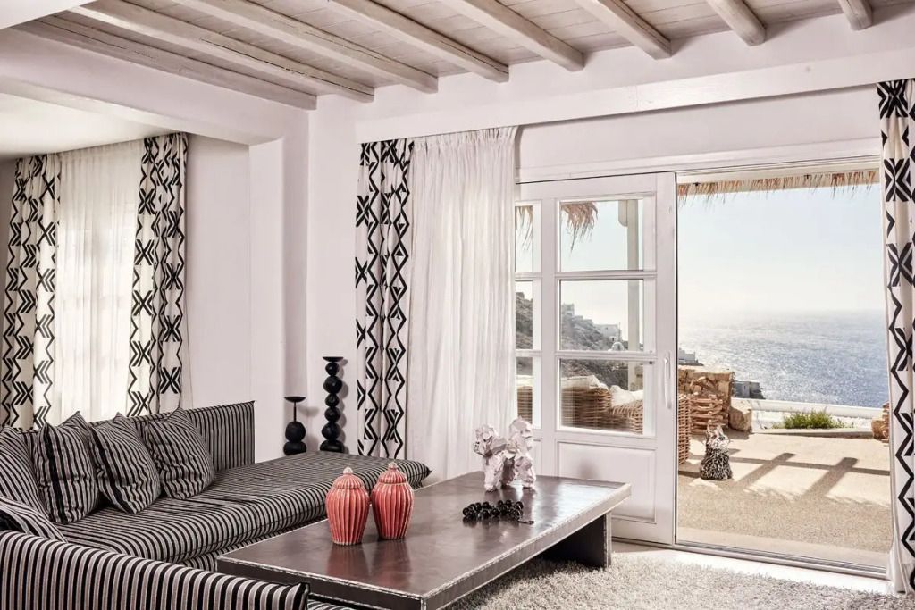 Wohnzimmer mit Meerblick und eleganten Dekorationen in einer Villa