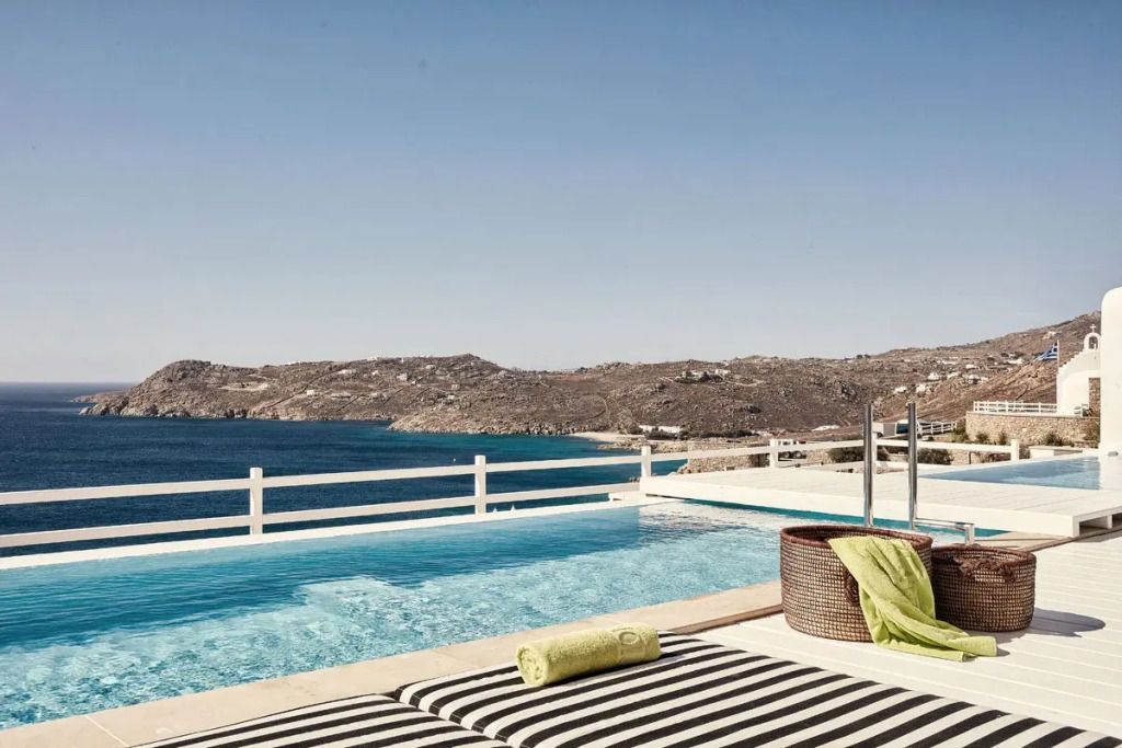 Infinity-Pool mit Panoramablick aufs Meer und stilvoller Terrasse