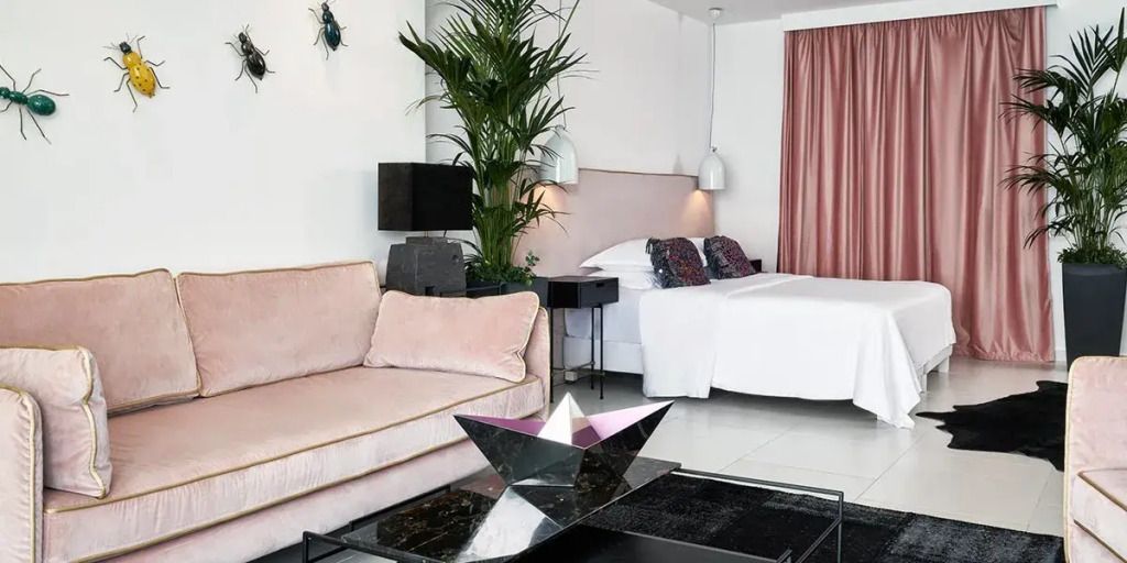 Liebevoll eingerichtete Lovers Suite mit eleganter Sofaecke und modernen Details