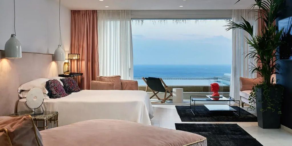 Großes Panoramafenster mit Blick auf das Meer in der Lovers Suite