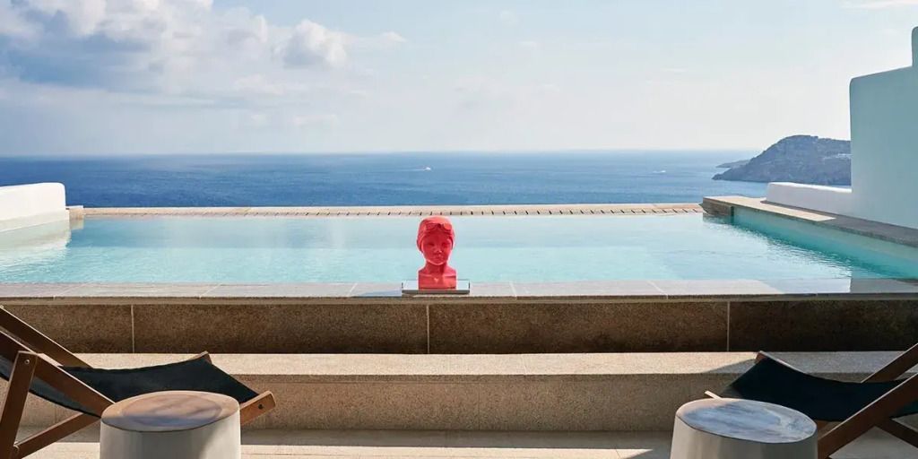 Infinity-Pool mit atemberaubendem Meerblick bei Tageslicht