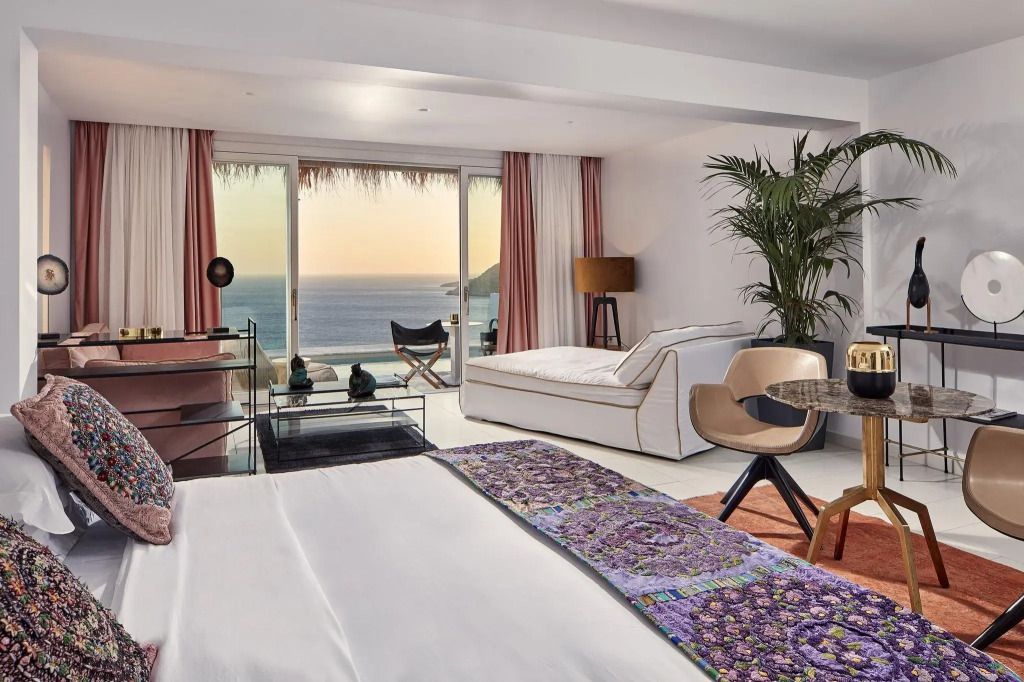 Elegante Lovers Suite mit stilvollen Möbeln und Meerblick