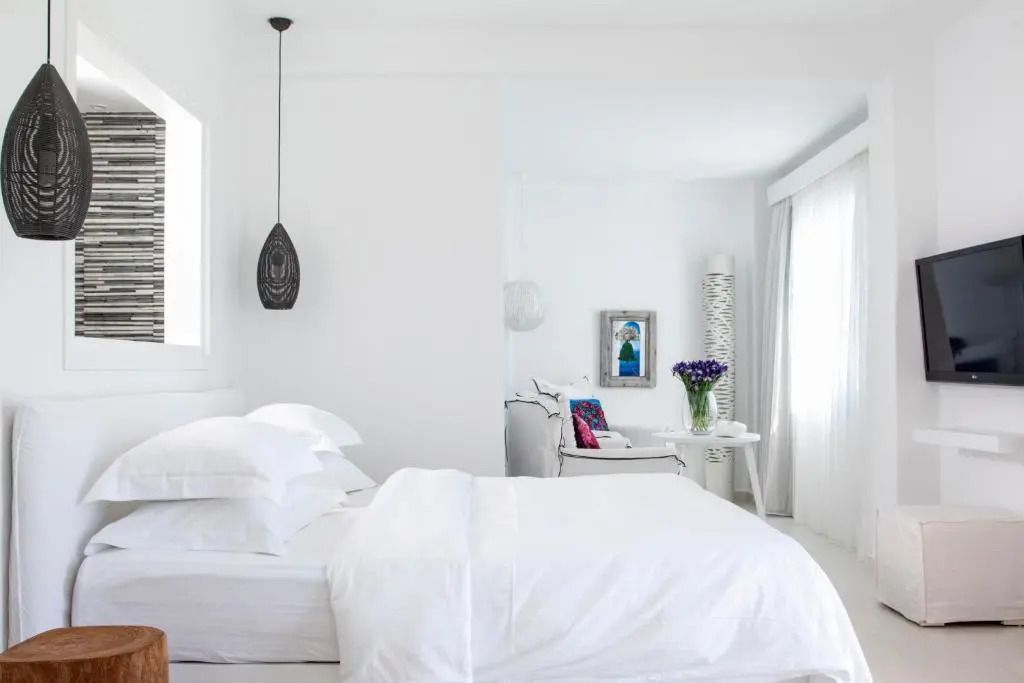 Helles Schlafzimmer mit Doppelbett im Myconian Villa Collection Hotel.