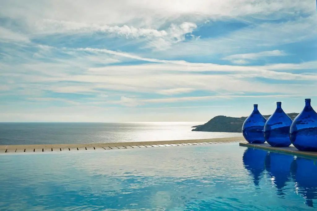 Infinity-Pool mit Blick auf das Meer und eine klare, weite Himmelsperspektive.