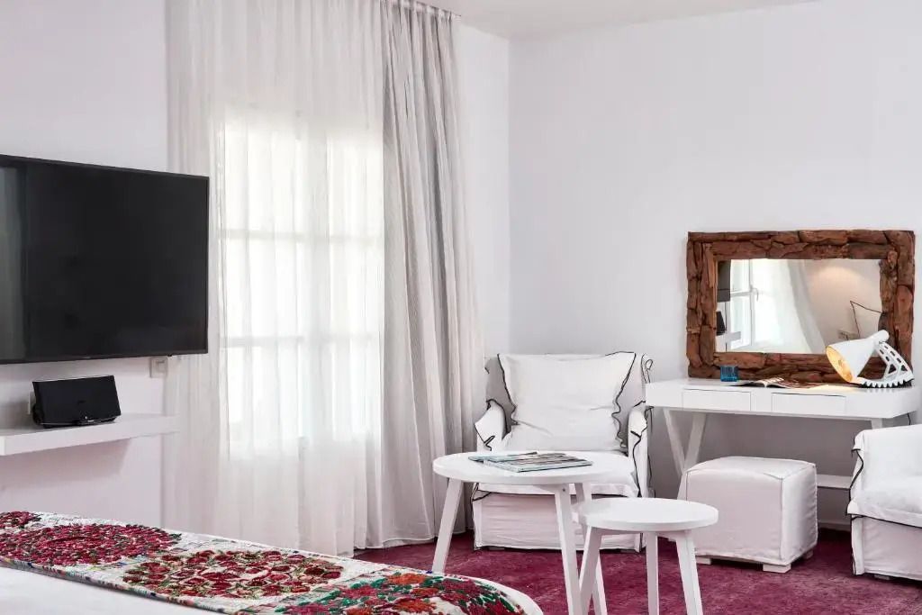 Heller Raum mit Sitzbereich und großem Fenster im Prestige Doppelzimmer.