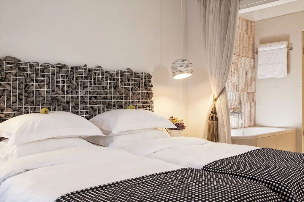 Zweibettzimmer mit modernem Design und eleganter Beleuchtung in der Prestige Villa
