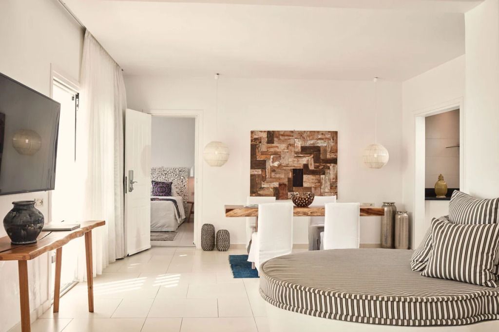 Essbereich mit moderner Kunst und eleganten weißen Stühlen in der Prestige Villa