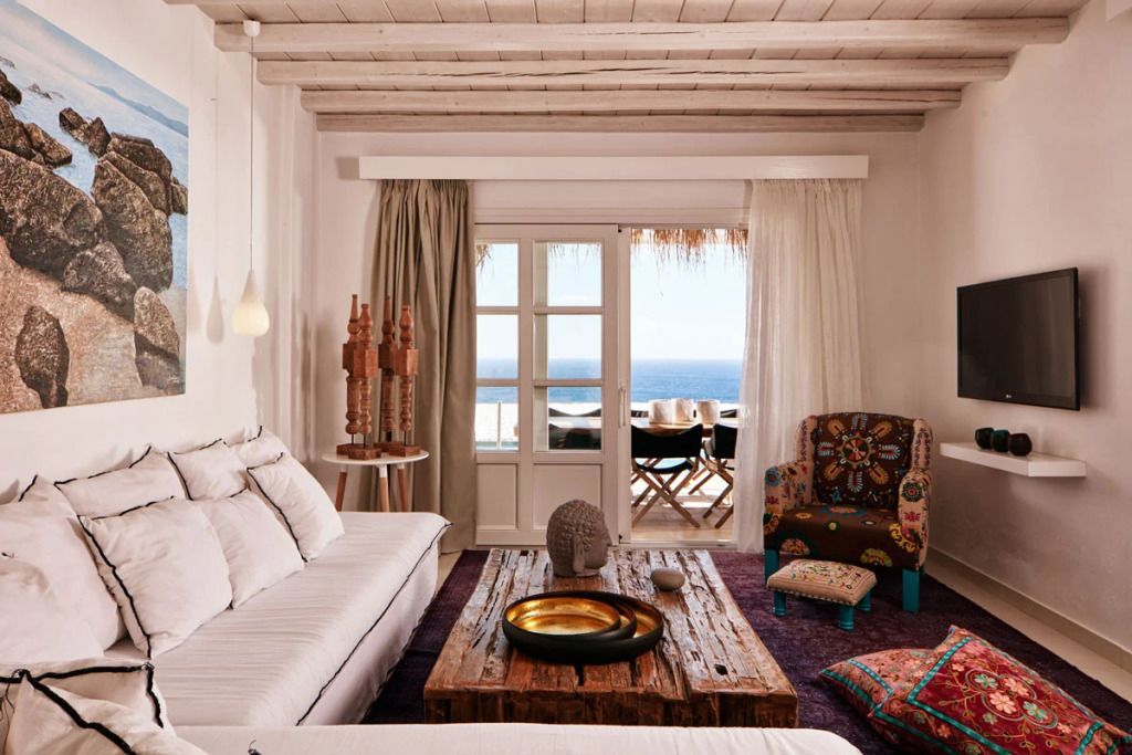 Wohnzimmer mit Blick auf das Meer und exotischen Dekorationen in der Prestige Villa