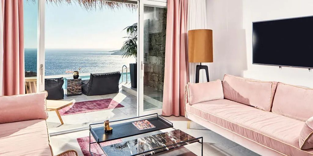 Sonnendurchflutete Terrasse mit Meerblick und eleganter Möblierung