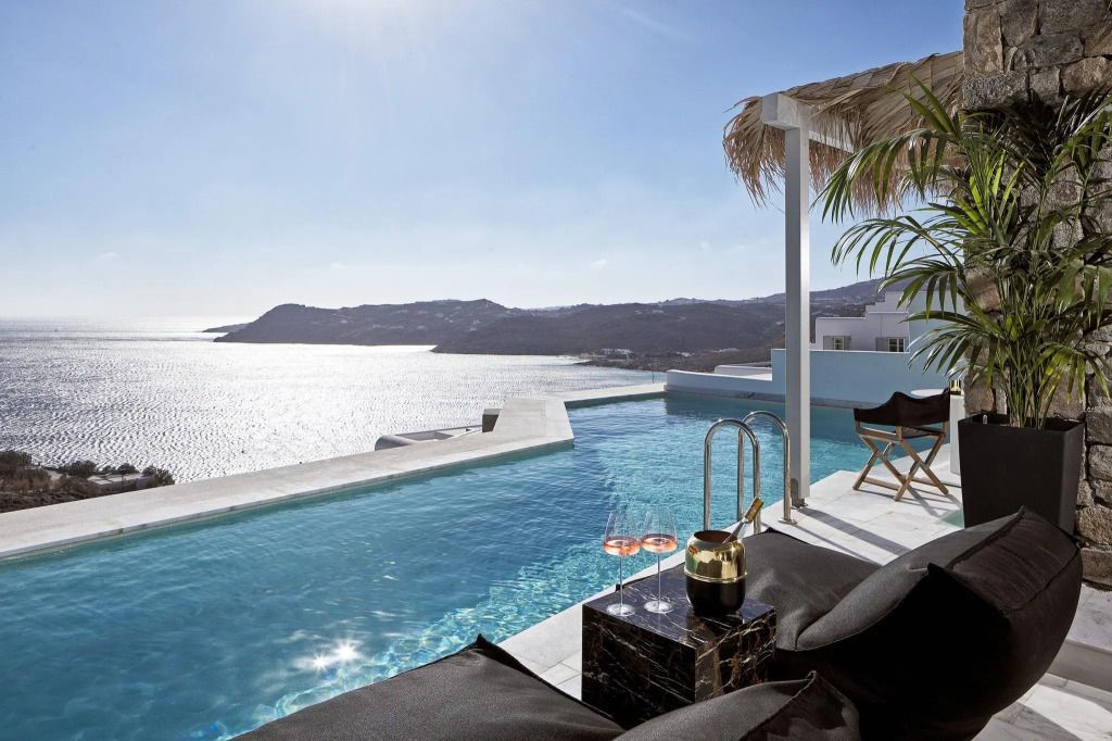 Infinity-Pool mit Meerblick und luxuriöser Sonnenterrasse
