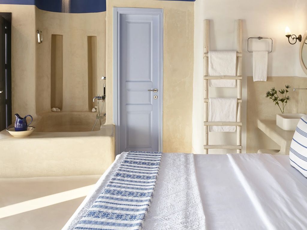 Badezimmer mit moderner Ausstattung und handgefertigten Elementen im Mykonos Blu Resort