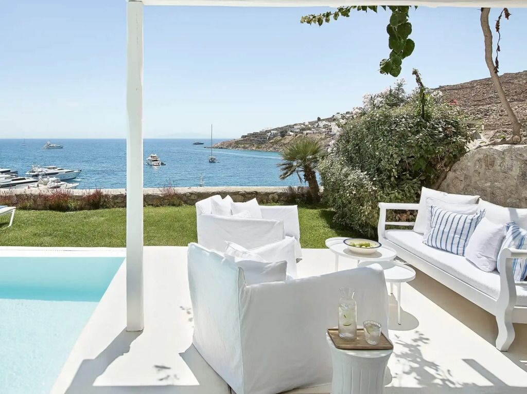 Terrasse der Cobalt Blu Villa mit Blick auf das Meer und privatem Pool.