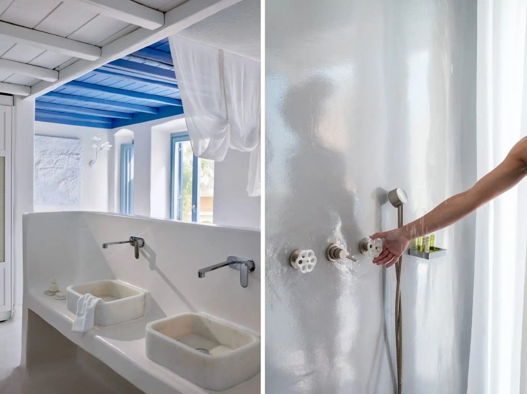 Modernes Badezimmer mit Doppelwaschbecken und blauen Deckenbalken.