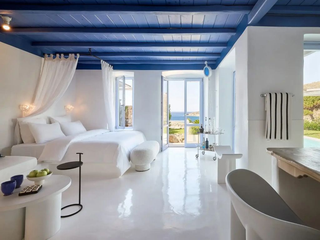 Helles Zimmer in der Cobalt Blu Villa mit großem Bett und Badewanne, Meerblick.