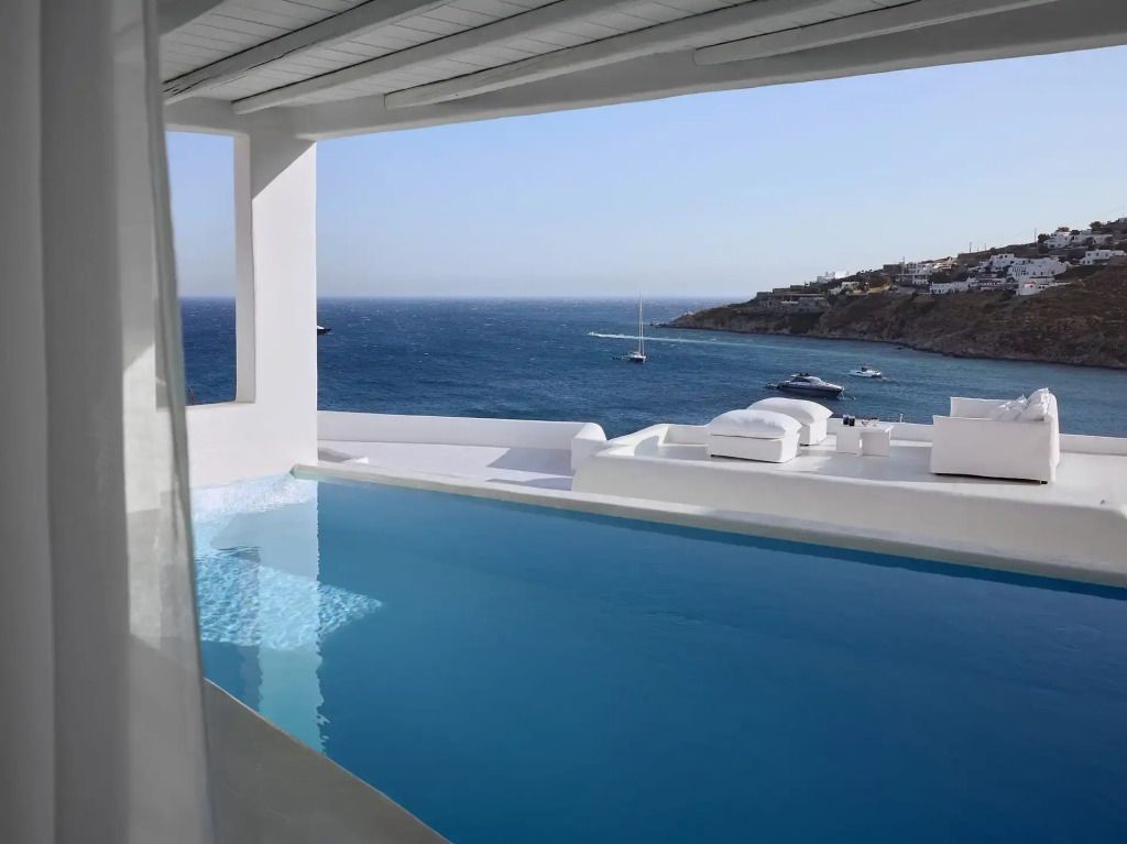 Infinity-Pool mit Blick auf das Meer und die Küste bei Mykonos Blu Resort