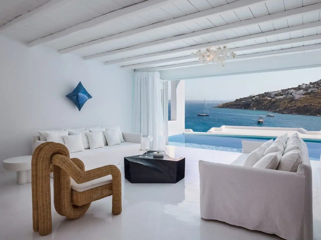 Moderne Villa mit weißem Interieur und Meerblick im Mykonos Blu Resort