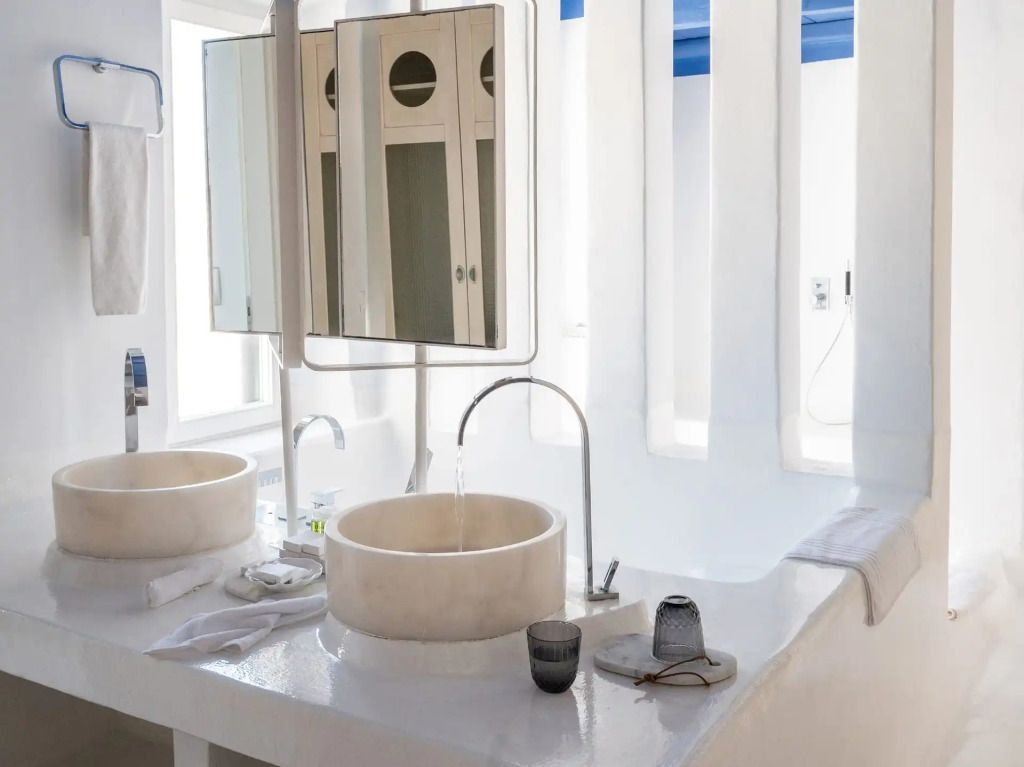 Luxuriöses Badezimmer mit Doppelwaschbecken und modernem Design
