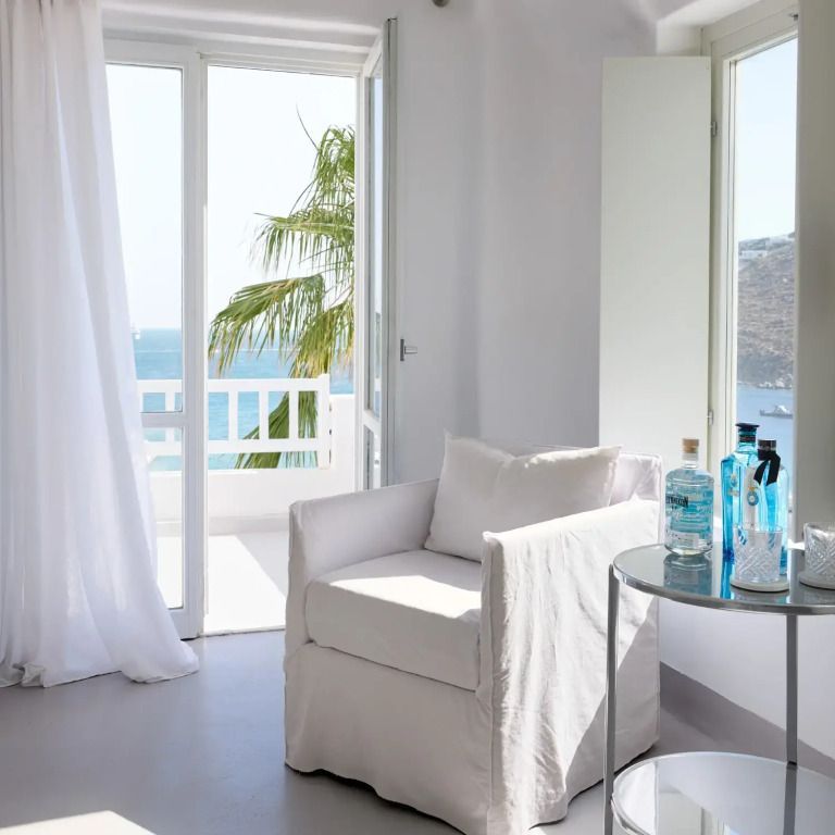 Gemütliche Sitzecke mit Blick auf das Meer und Palmen