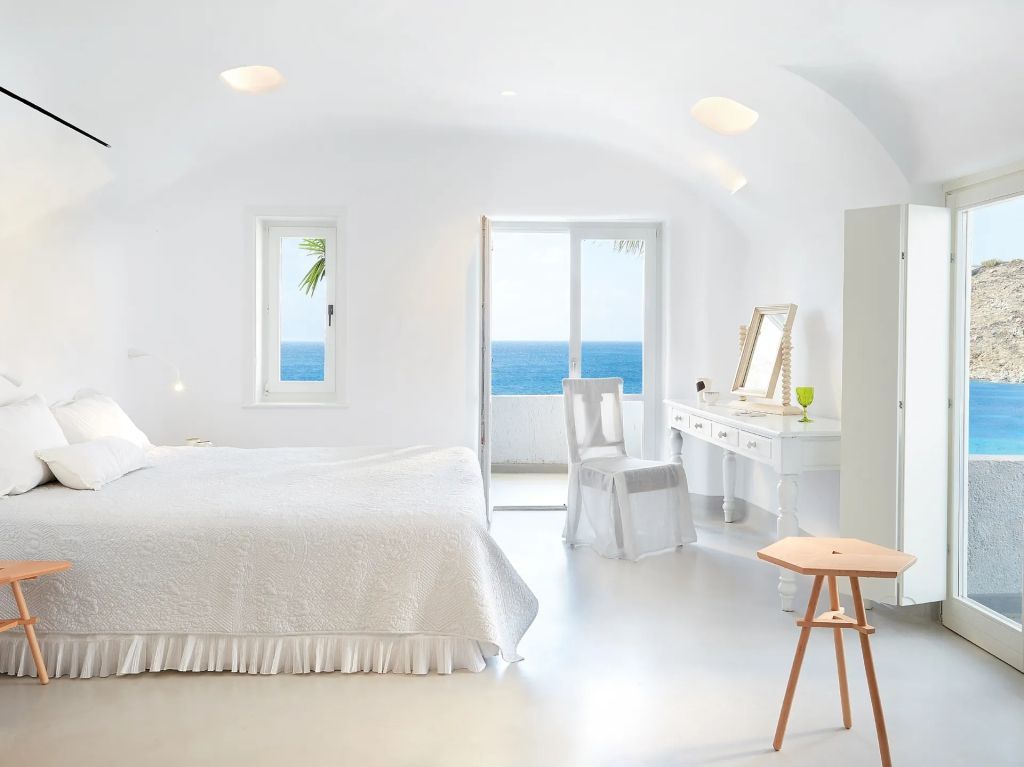 Minimalistisches Schlafzimmer mit gemütlichem Doppelbett und Meerblick