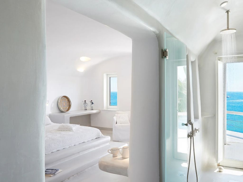Blick auf Schlafzimmer durch hell erleuchteten Flur mit Meerblick