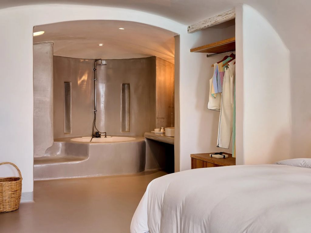 Moderne Suite mit rundem Bad und offenem Kleiderschrank stilvoll gestaltet