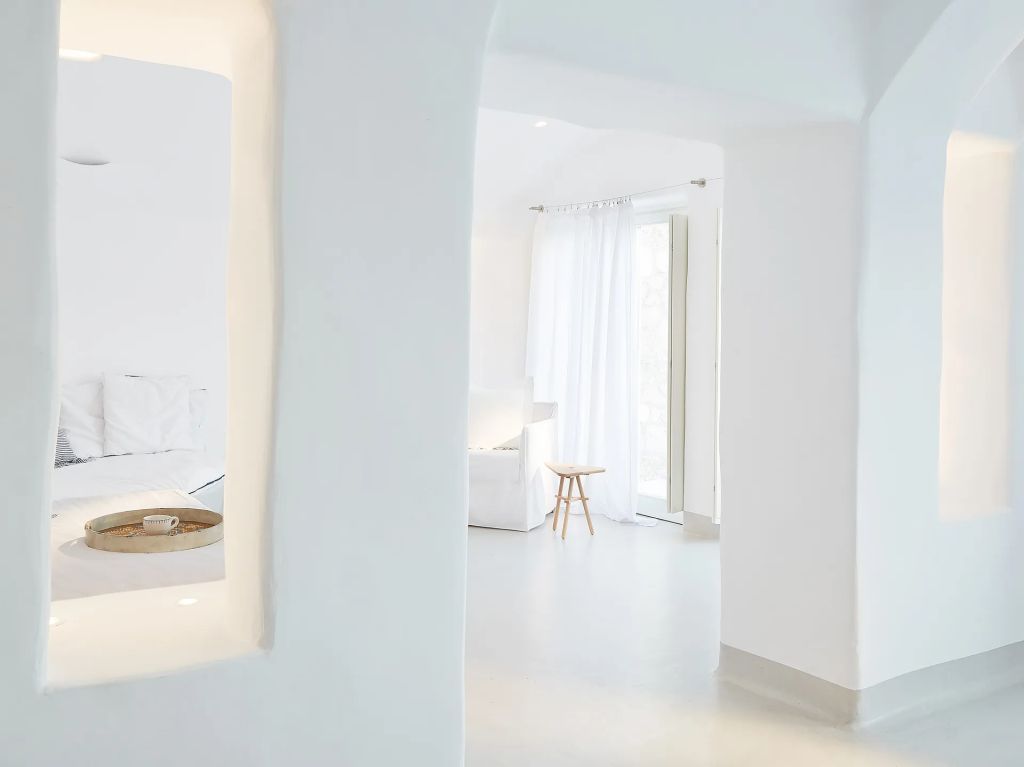 Heller Flur in einer modernen Suite mit minimalistischen Details und strahlendem Licht