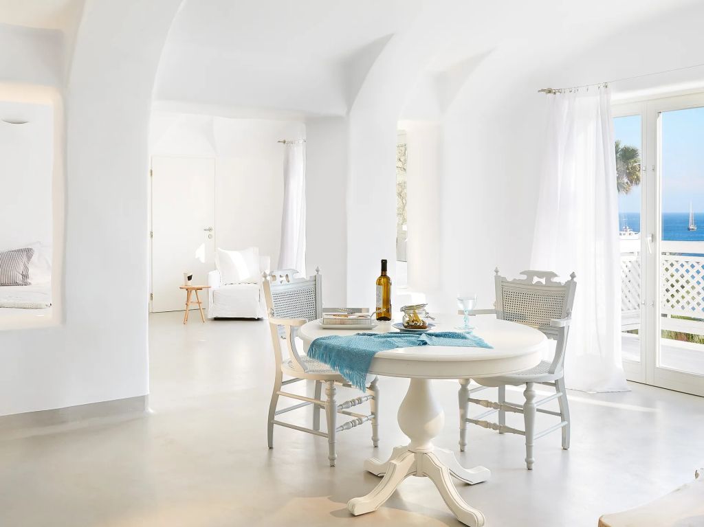 Essbereich in der Suite mit klassischem Tisch arrangiert mit Weinflasche und Gläsern