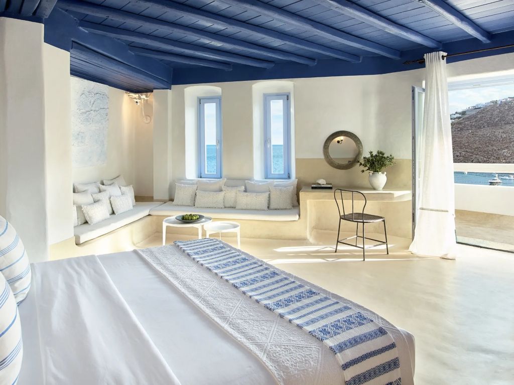 Elegantes Zimmer mit blauem Holzdach und Meerblick