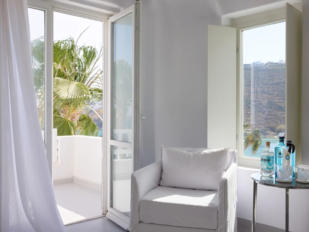 Komfortables Sessel im Zimmer mit offenem Fenster Richtung Meer