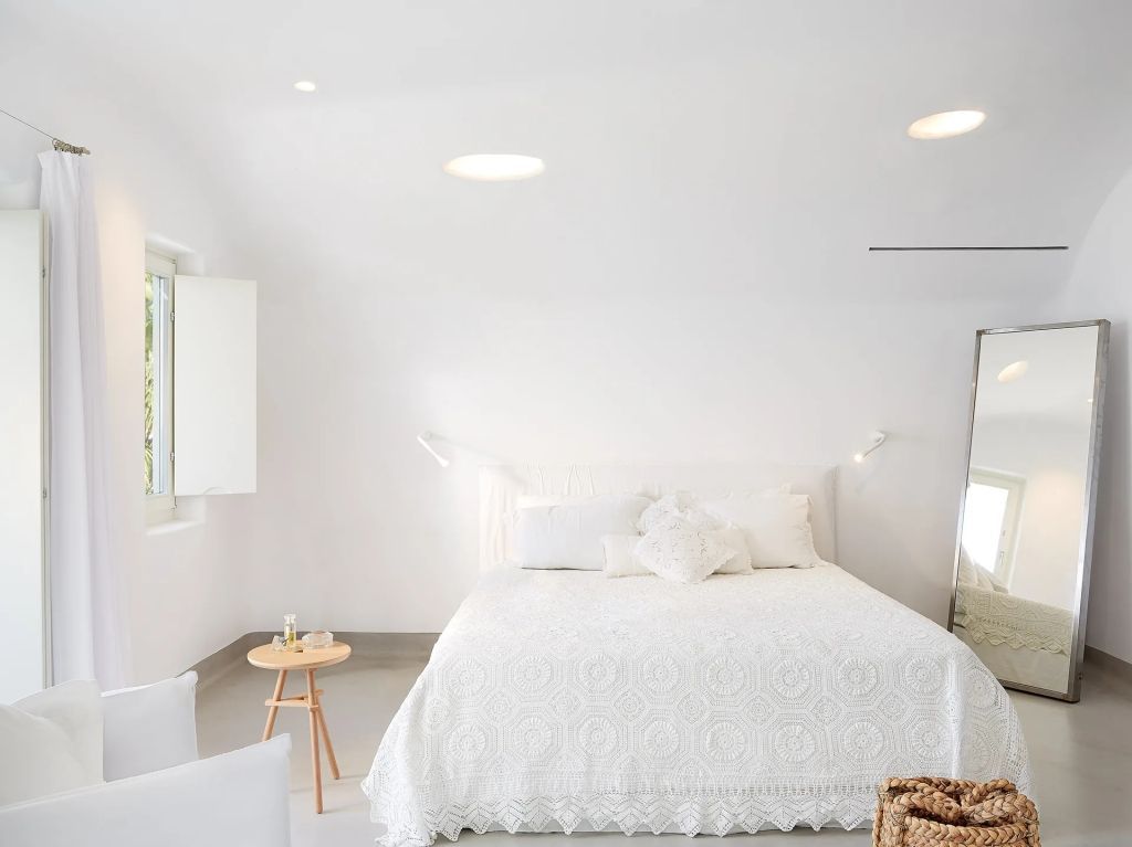 Helles Schlafzimmer mit Doppelbett und minimalistischer Einrichtung