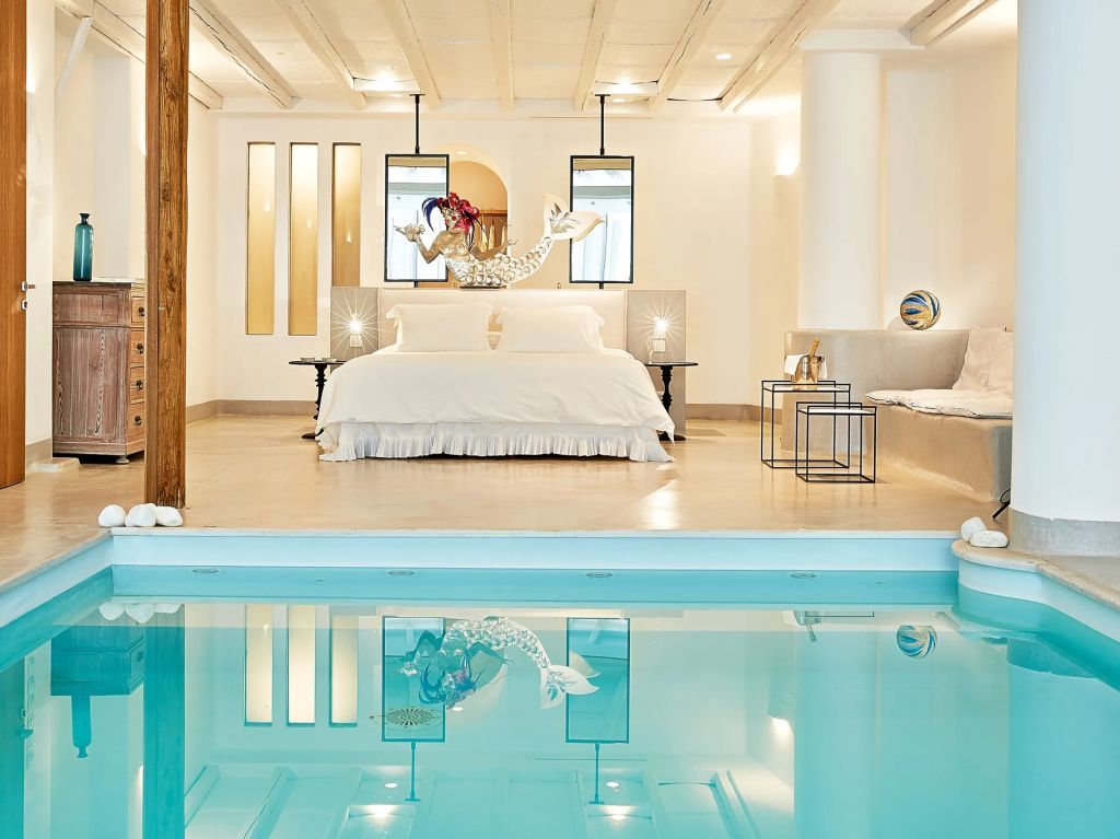 Luxuriöse Suite mit Doppelbett und privatem Indoor-Pool, elegante Beleuchtung