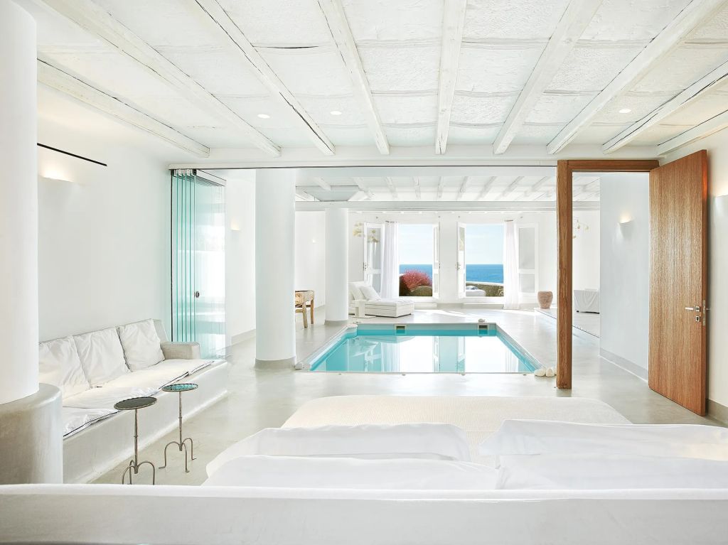 Elegante Suite mit Panoramablick auf das Meer und Indoor-Pool